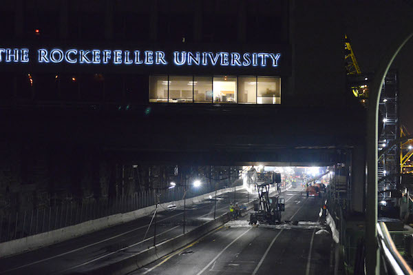 Rockefeller University’s Two-Acre Expansion Sails Up the East River 7 A view of Rockefeller University from the south, with the FDR Drive closed and crane operations going on in the lit area in the background. | JACKSON CHEN