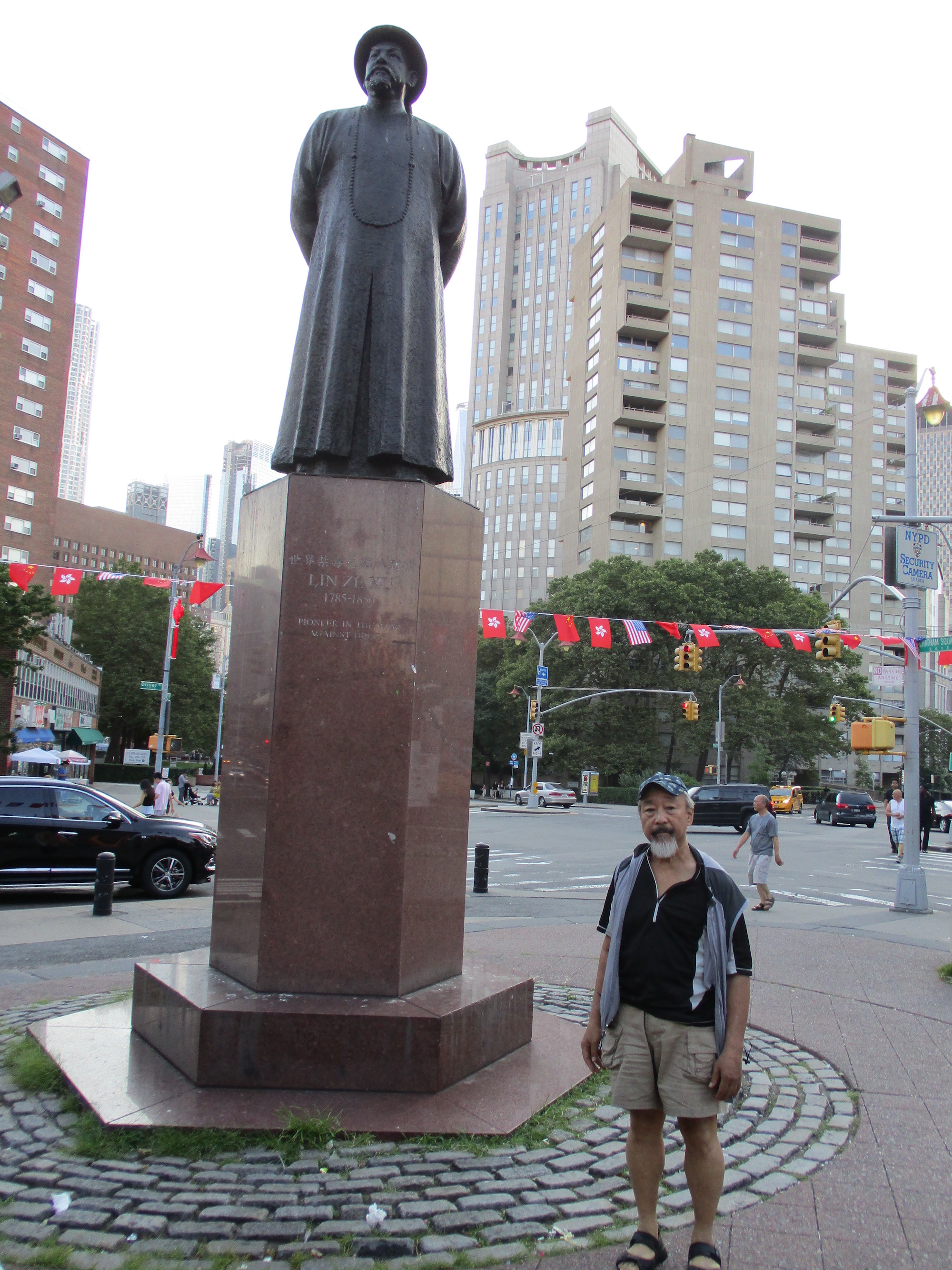 Robert Lee with the statue of Lin Zexu