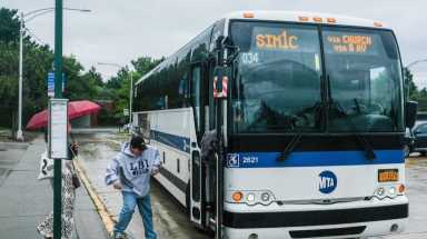 Staten Island commuters report no air conditioning on MTA express buses as heat wave continues  7 Staten Island commuter boarding express bus