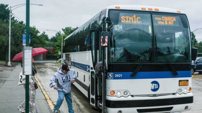 Staten Island commuters report no air conditioning on MTA express buses as heat wave continues  6 Staten Island commuter boarding express bus