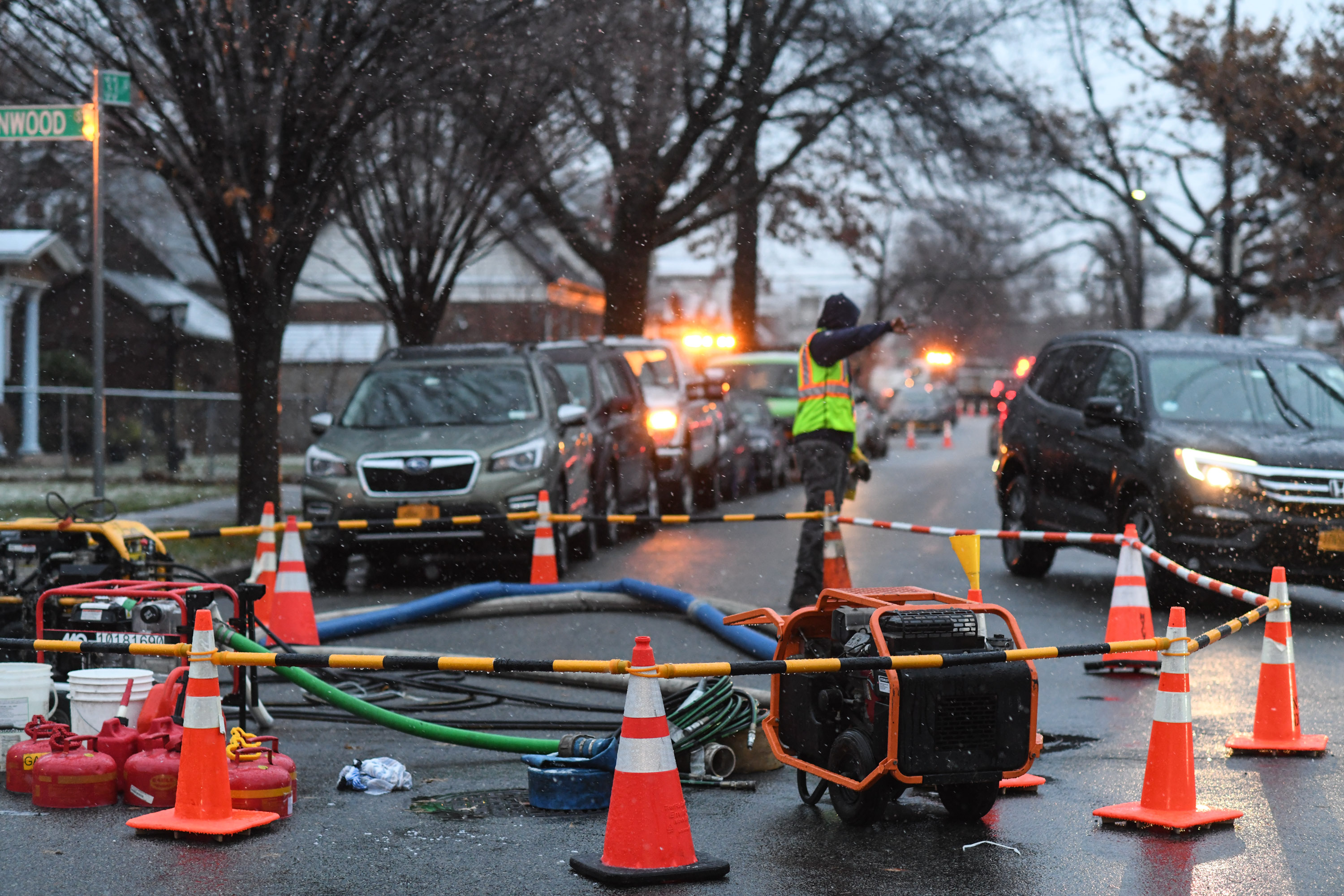 De Blasio, Stringer promise quick relief for Queens sewage flood victims 4