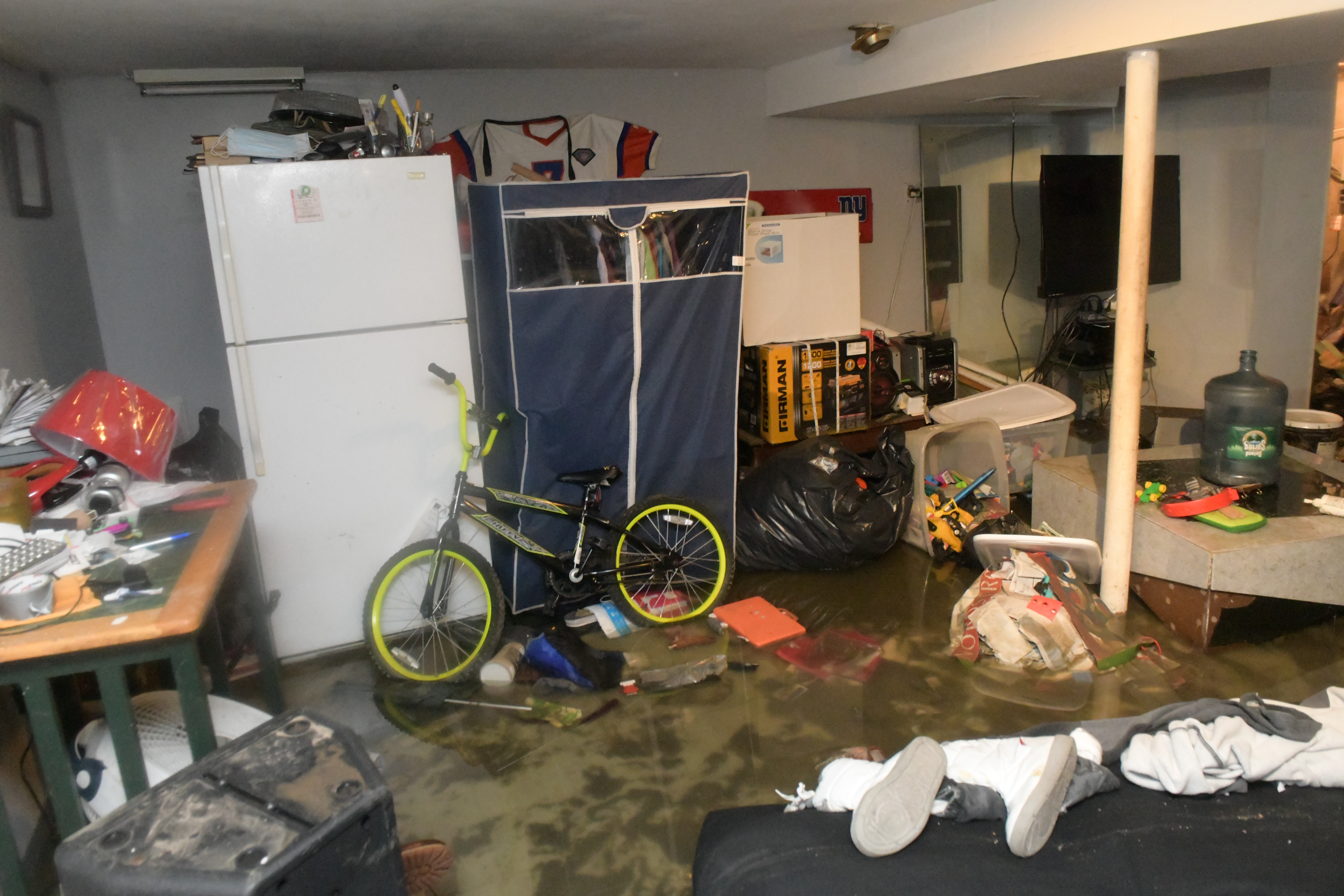 'Everything in there is gone': Queens homes ruined by massive sewage spill 6