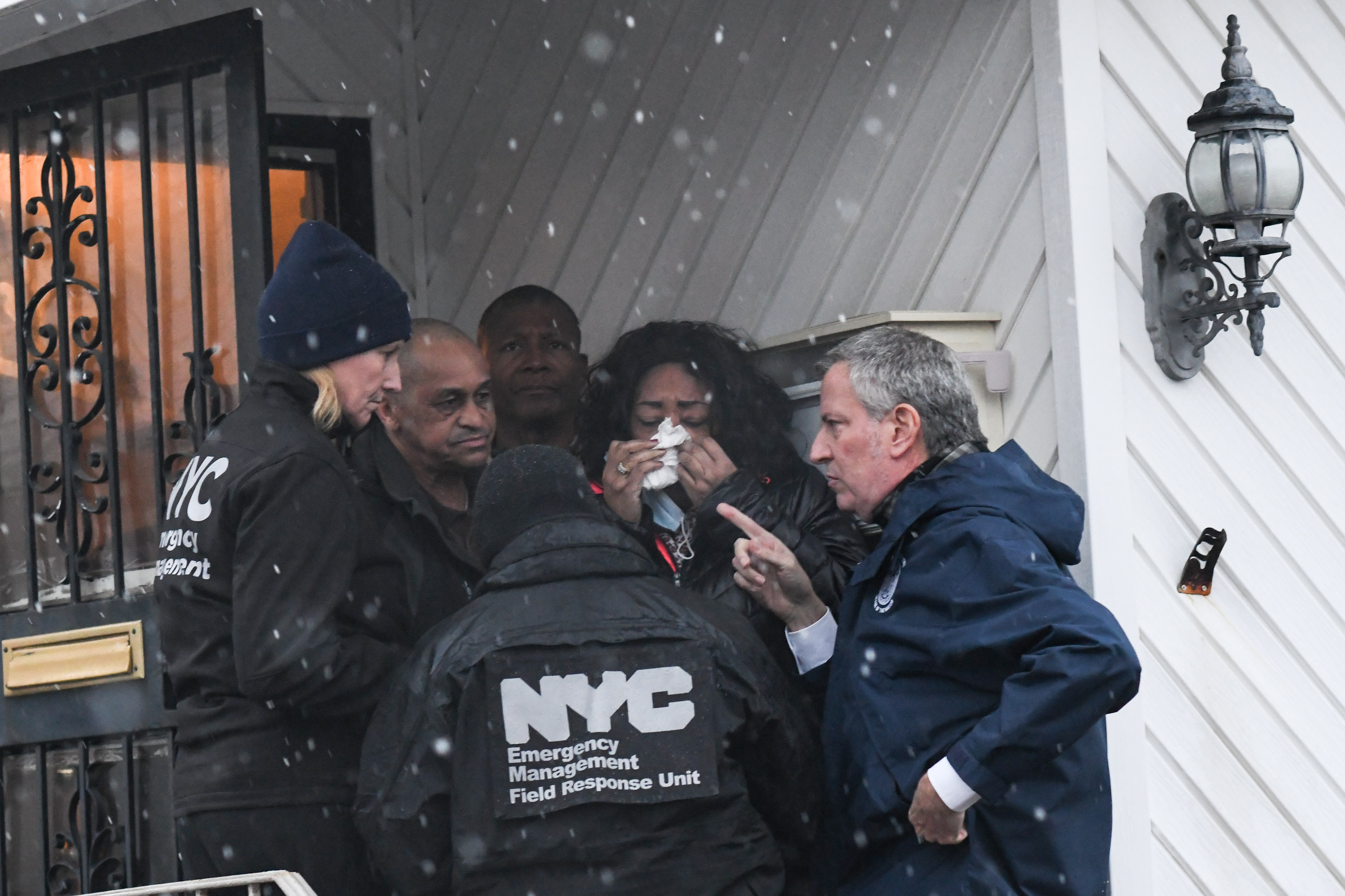 De Blasio, Stringer promise quick relief for Queens sewage flood victims 2