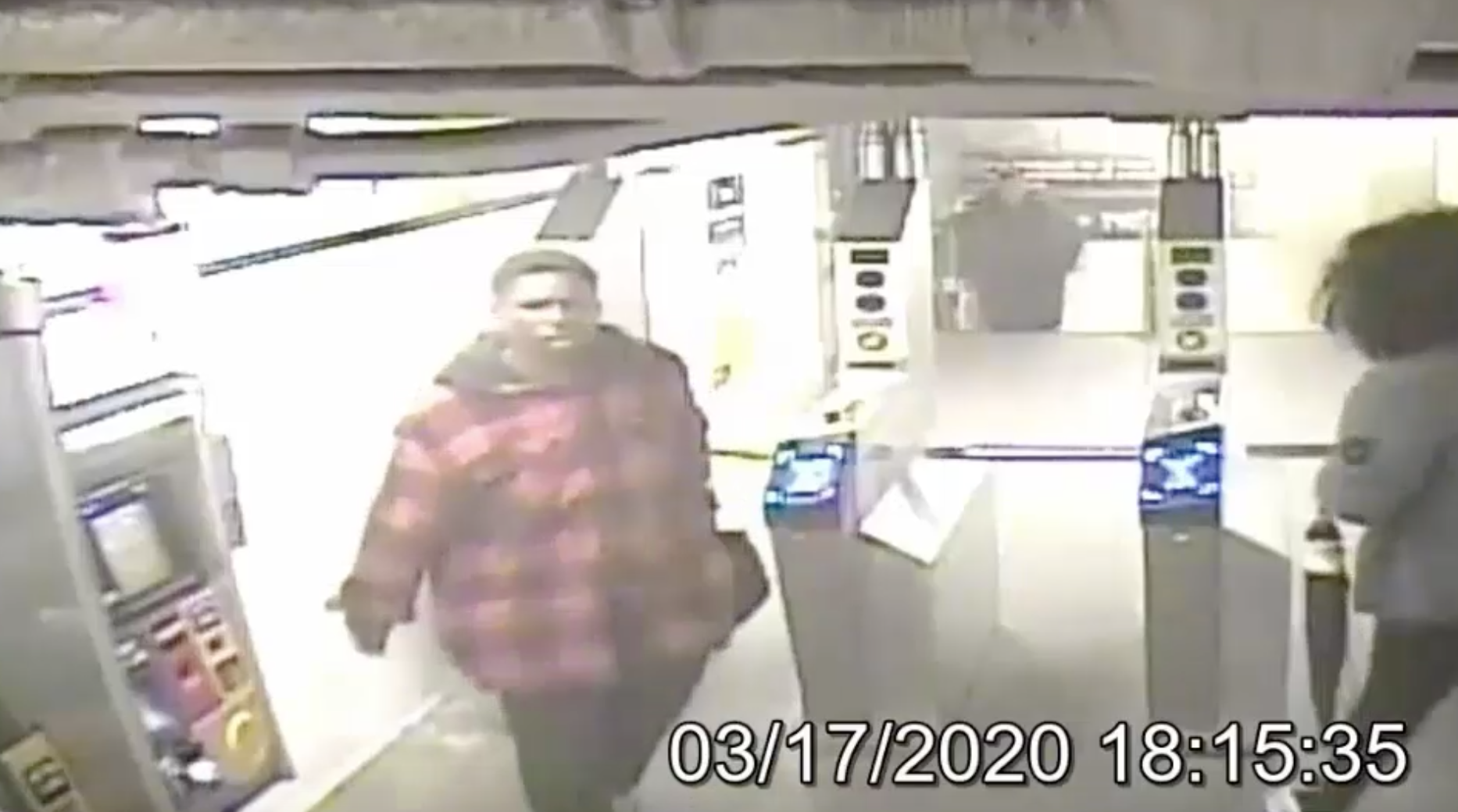 Man throws highly-flammable oxygen tank onto electrified tracks in Brooklyn 3