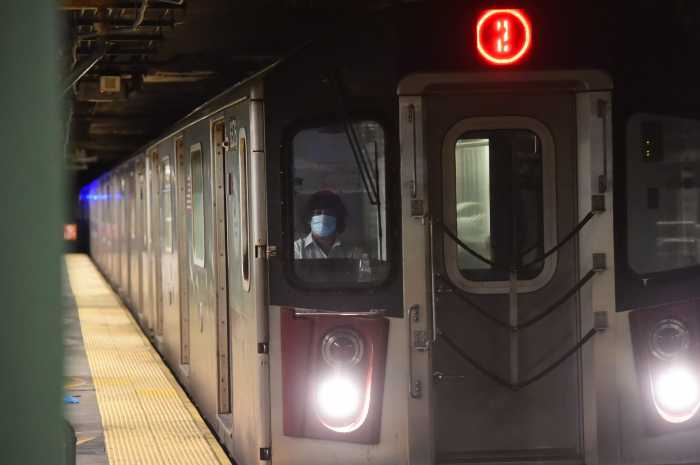 Cops investigate death of man hit by 1 train in Chelsea 3