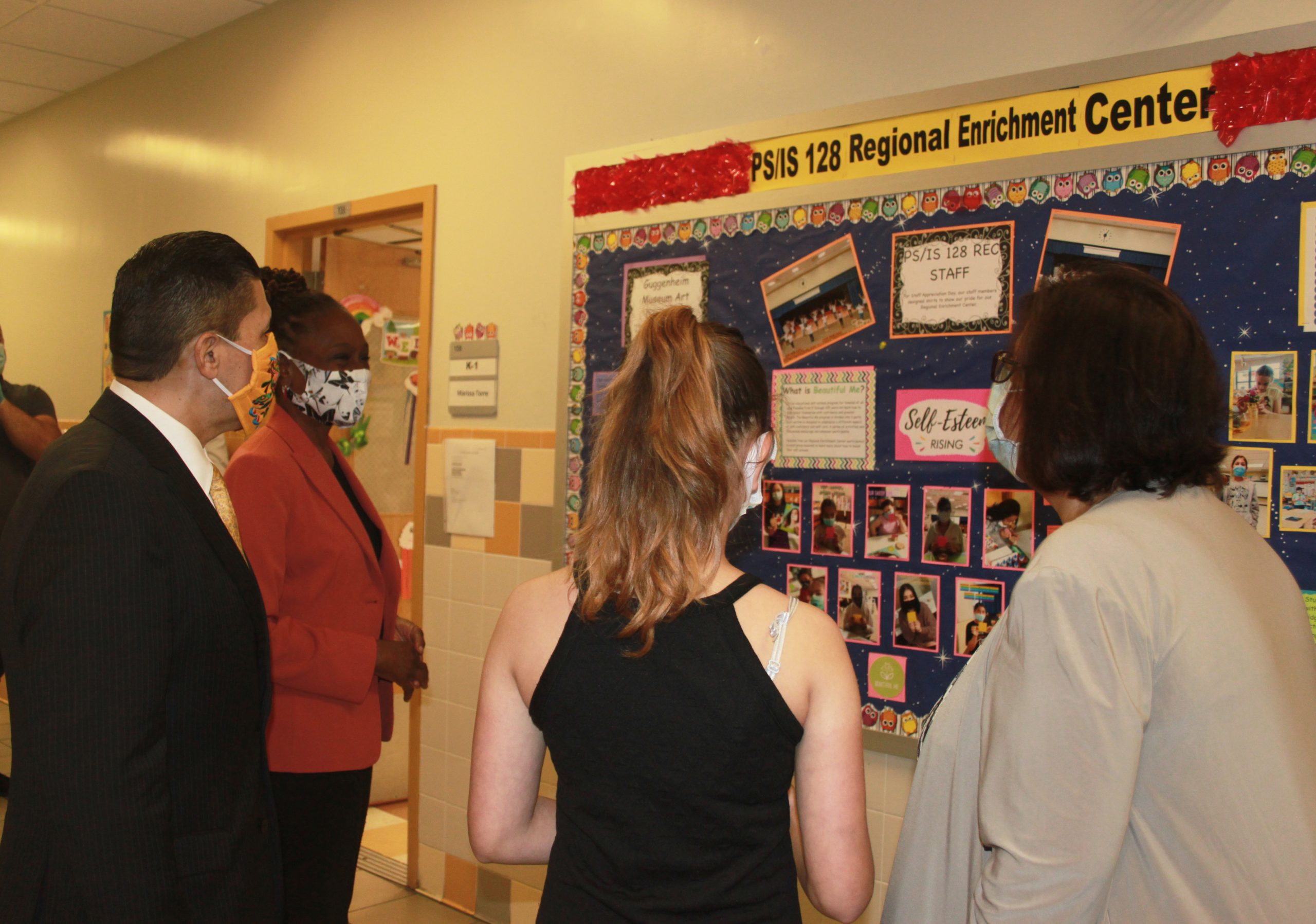 Carranza and McCray talk emotions with students at Queens enrichment center 4