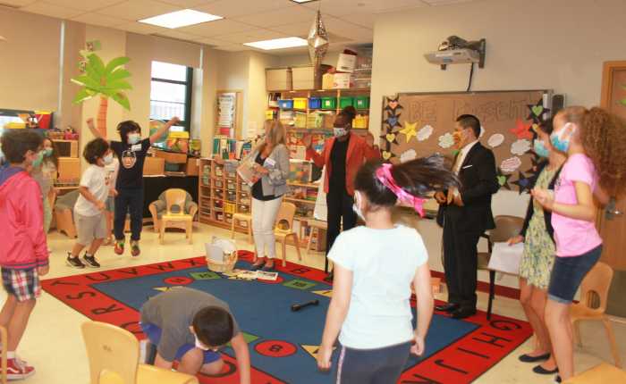 Carranza and McCray talk emotions with students at Queens enrichment center 3