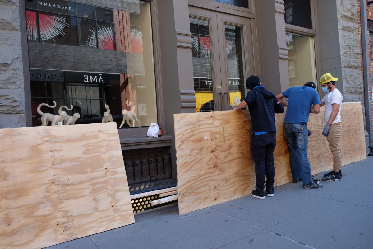 SoHo, Greenwich Village businesses dealing with fallout from city-wide looting 4 Shoring up a SoHo business window with plywood. (Tequila Minsky/AMNY)
