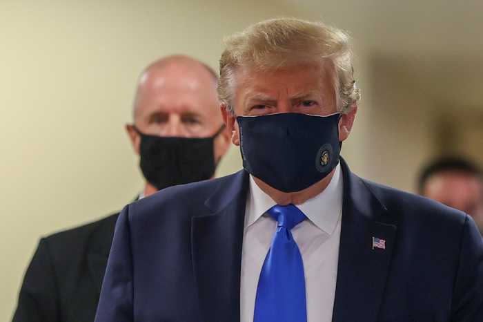 Four months into pandemic, Trump dons masks in visit to military hospital 5