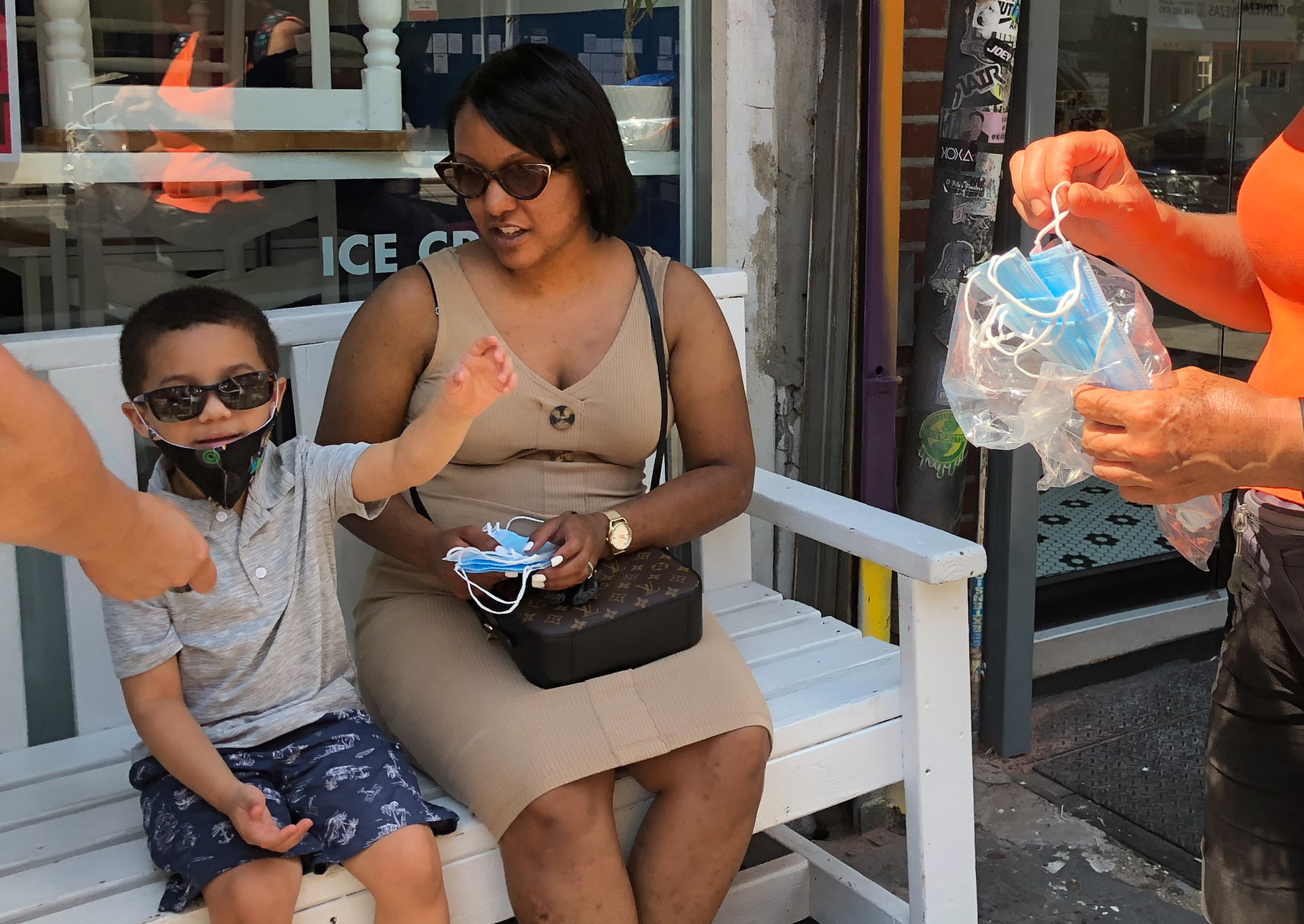Keeping everyone safe: Brewer hands out masks across Manhattan 3