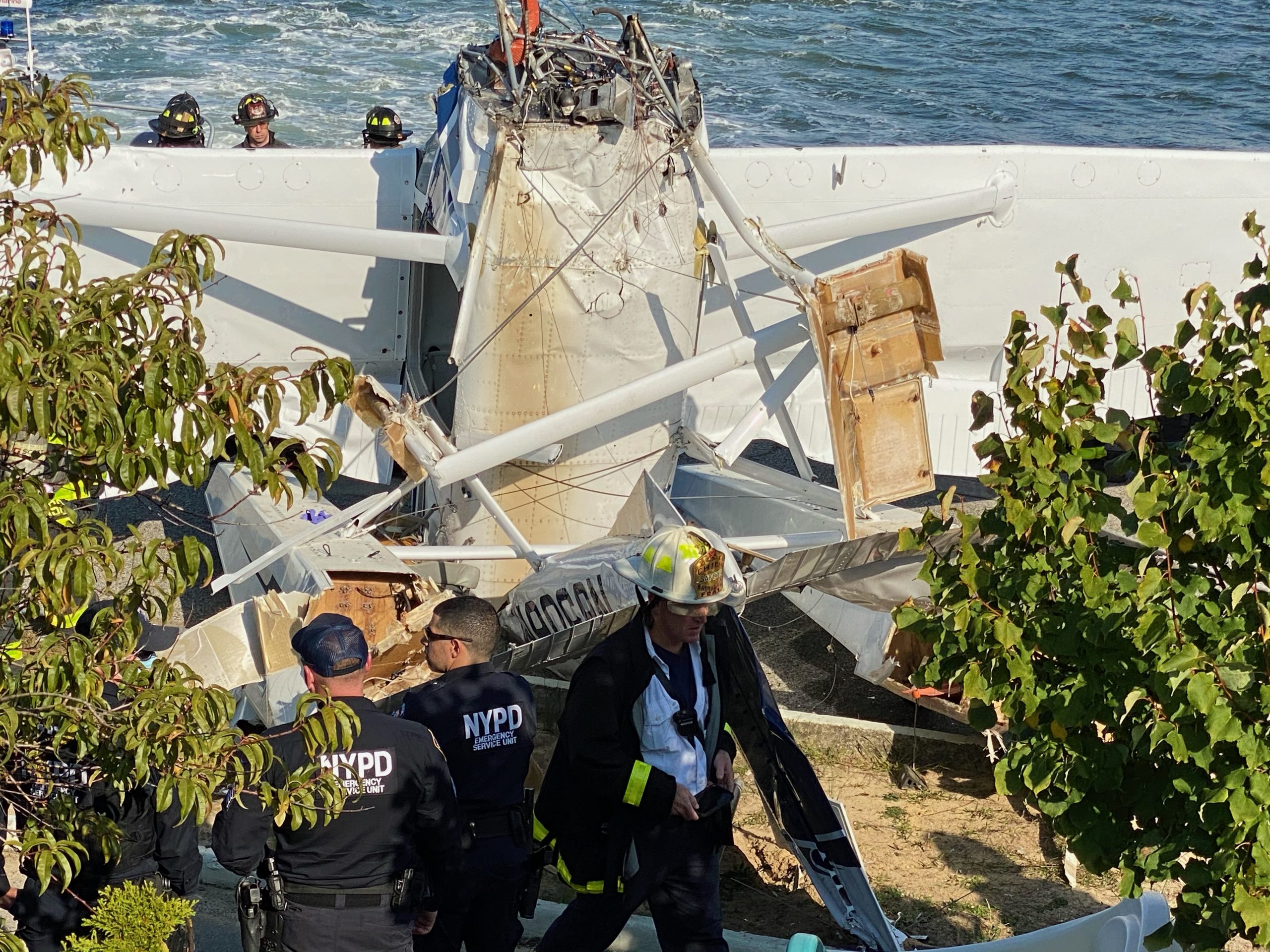 BREAKING: Seaplane crashes into Queens pier, killing woman, critically injuring two men 4