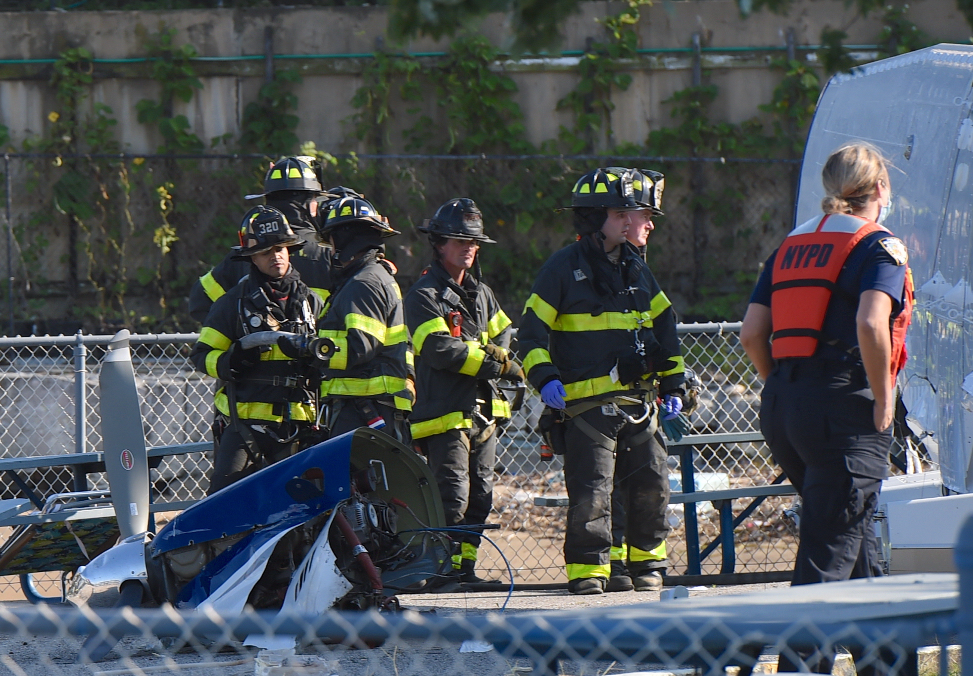 BREAKING: Seaplane crashes into Queens pier, killing woman, critically injuring two men 6