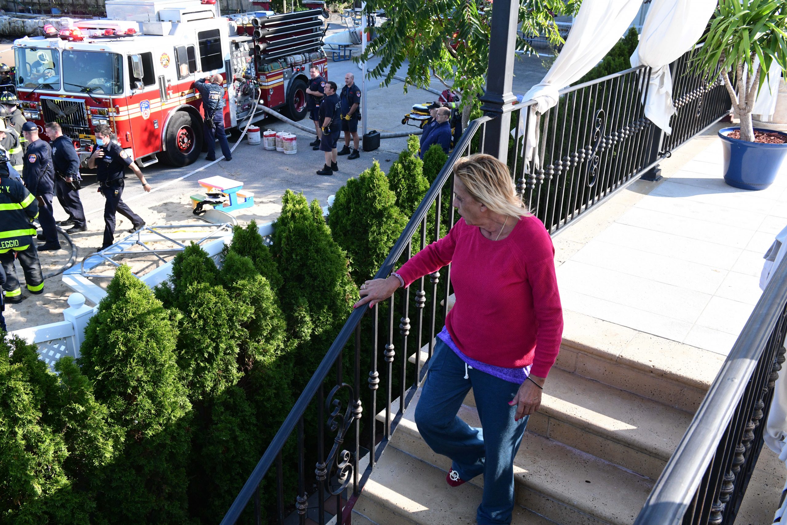 BREAKING: Seaplane crashes into Queens pier, killing woman, critically injuring two men 7