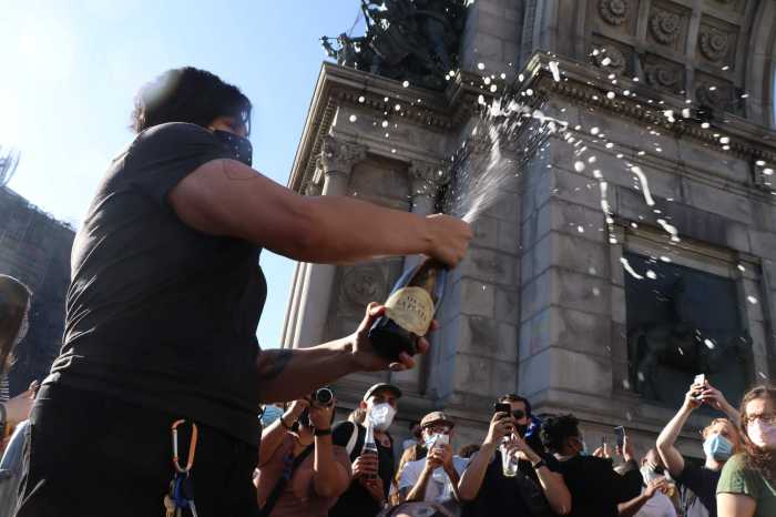 PARTY IN THE NYC: New Yorkers celebrate Biden victory, Trump defeat in spontaneous fashion 2