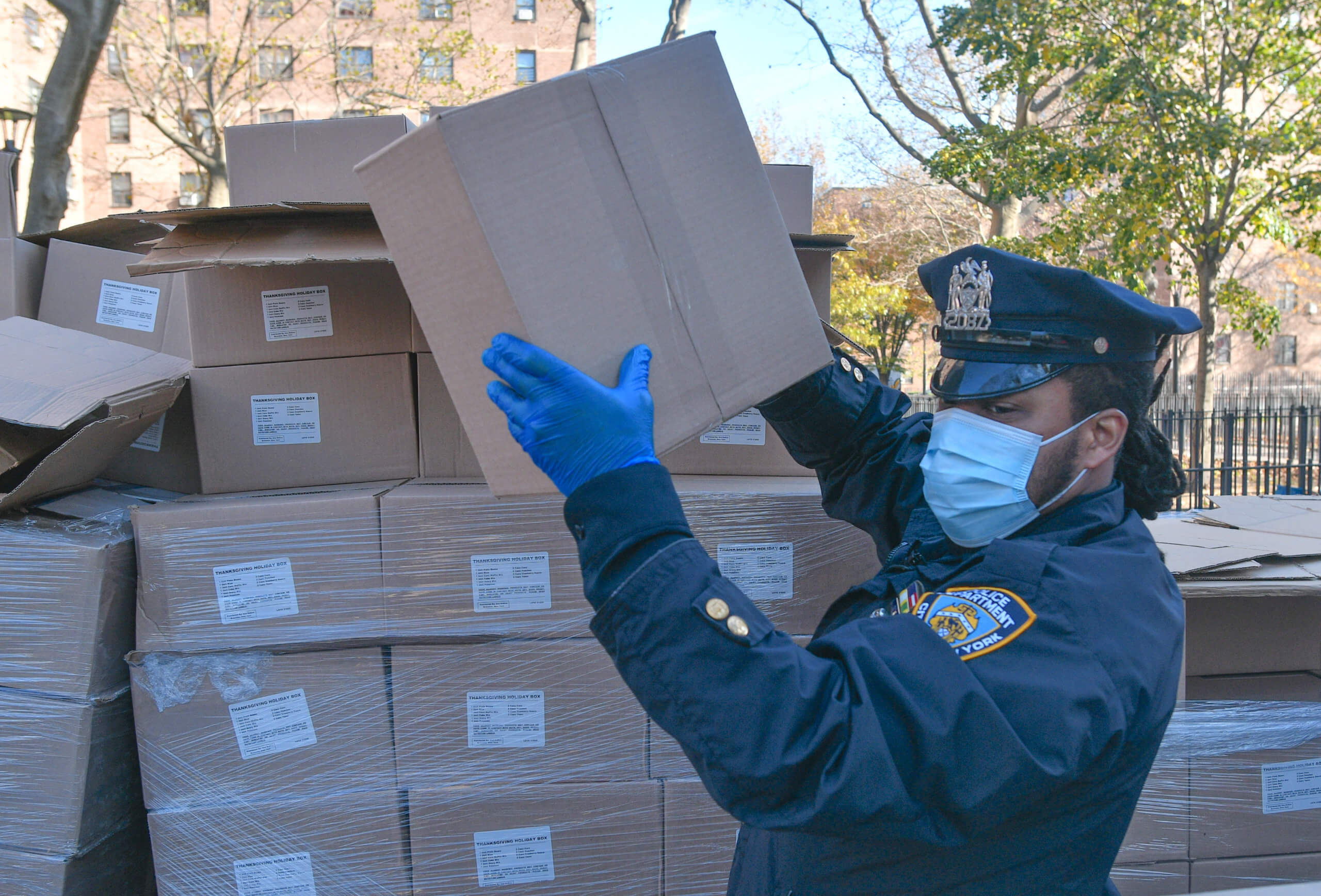 Actor Tracy Morgan joins Brooklyn councilman in distributing food to needy 7