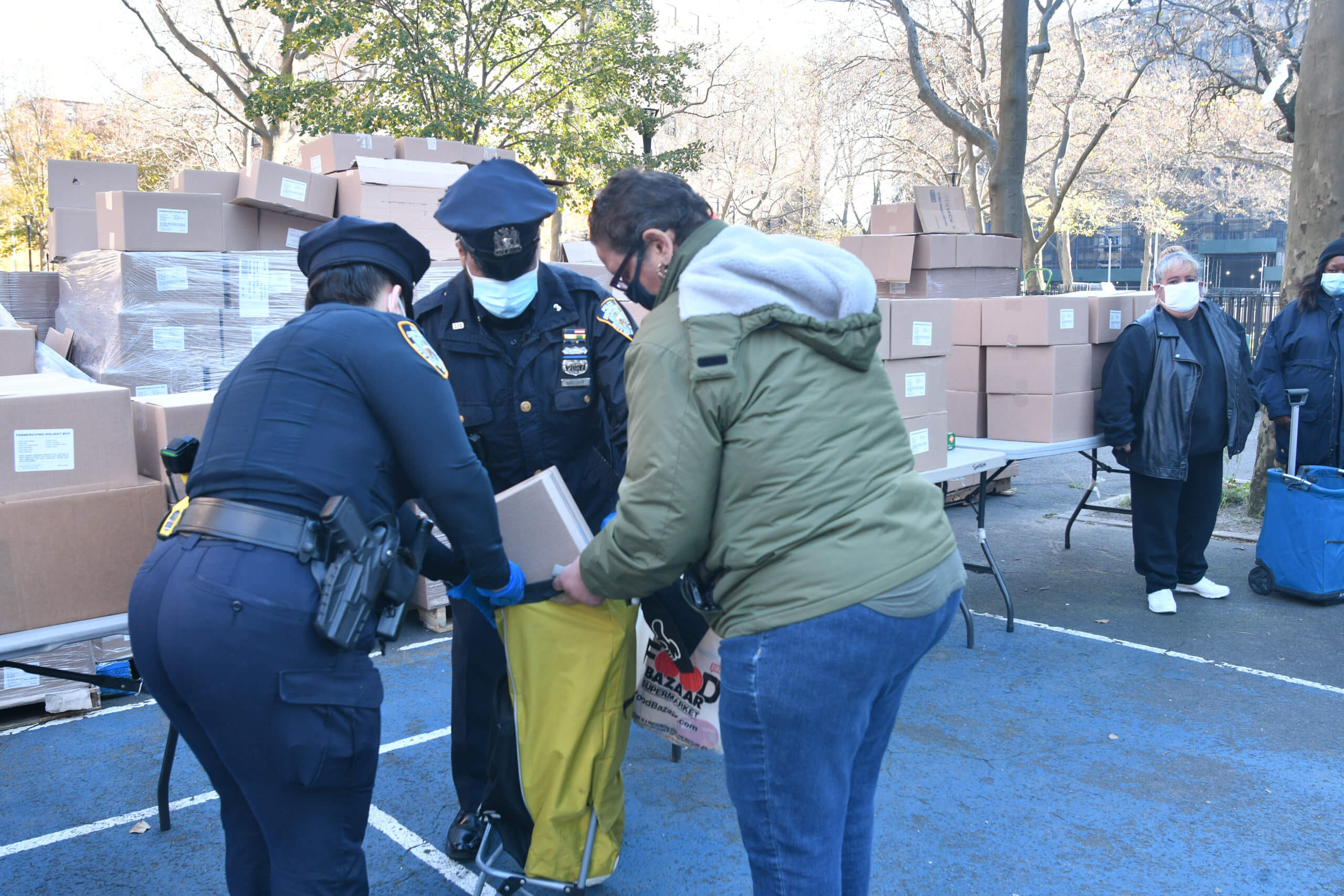 Actor Tracy Morgan joins Brooklyn councilman in distributing food to needy 4