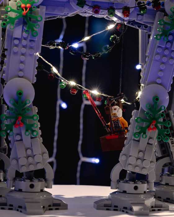 Empire State Building unveils holiday plans and new 'Star Wars' themed window display 3 ESB Holiday