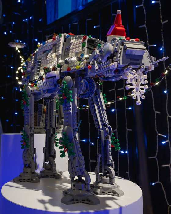 Empire State Building unveils holiday plans and new 'Star Wars' themed window display 6 ESB Holiday