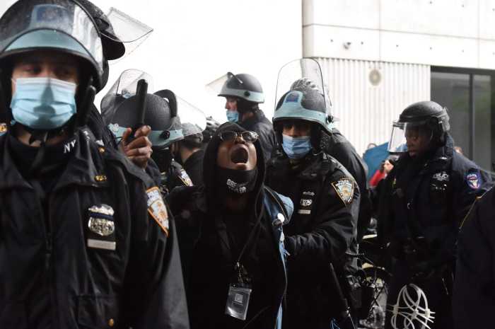 Ten cuffed at anti-Trump protest in Manhattan as pro-Trumpers block bridges 15