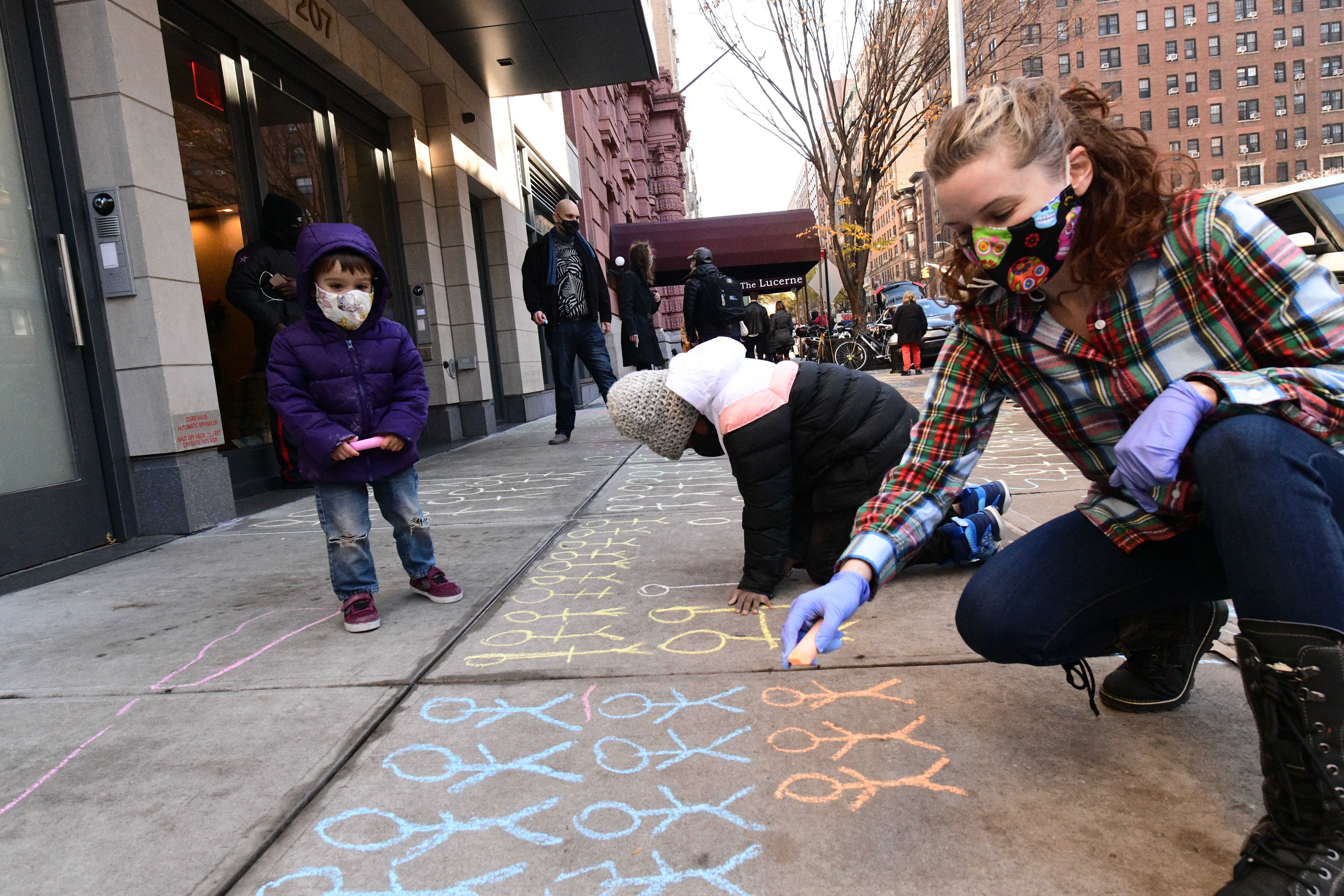 Chalk drawings go round the corner in support of homeless at Manhattan's Lucerne Hotel 4