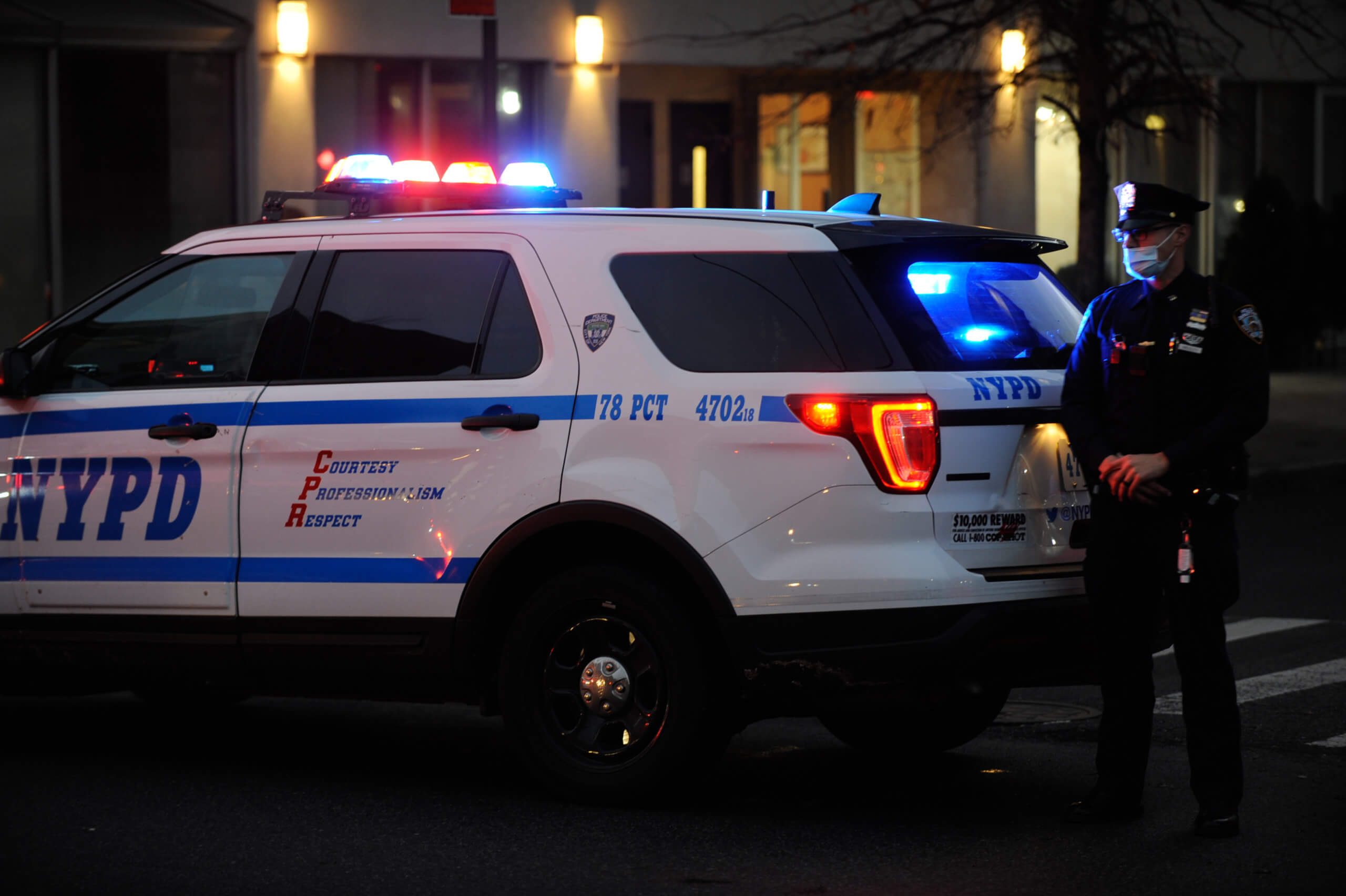 Four shot outside Brooklyn apartment building, cops seek suspects 2