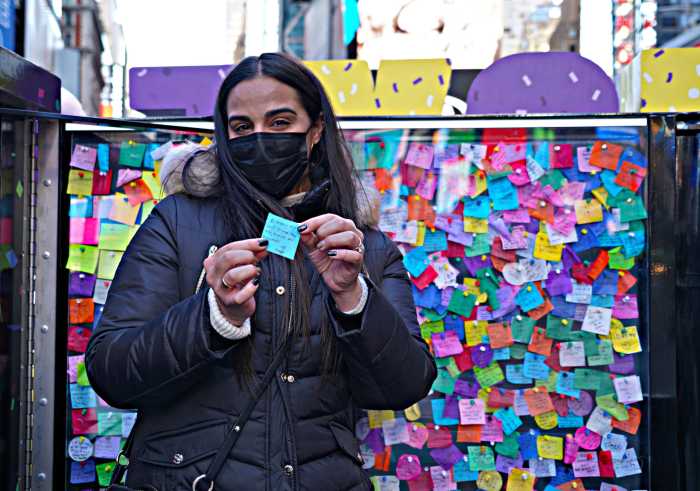 Wishing well in Times Square brings New Yorkers closer to the New Year 22