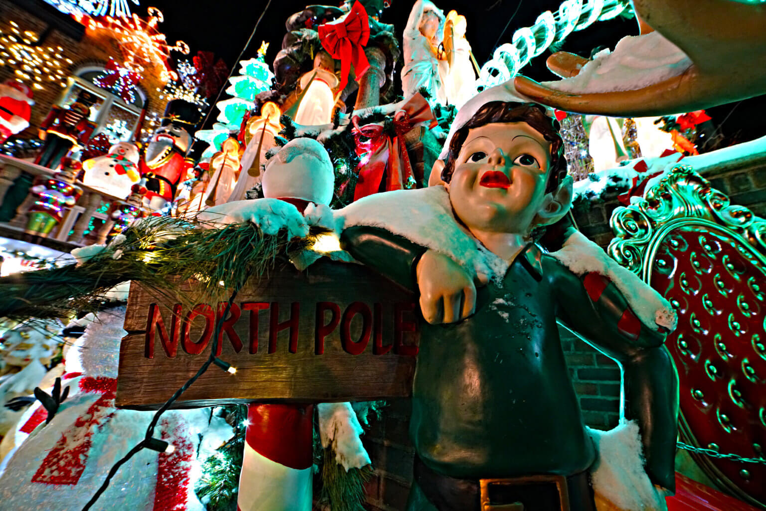 Spectacular Christmas light displays go on in Brooklyn despite pandemic 4