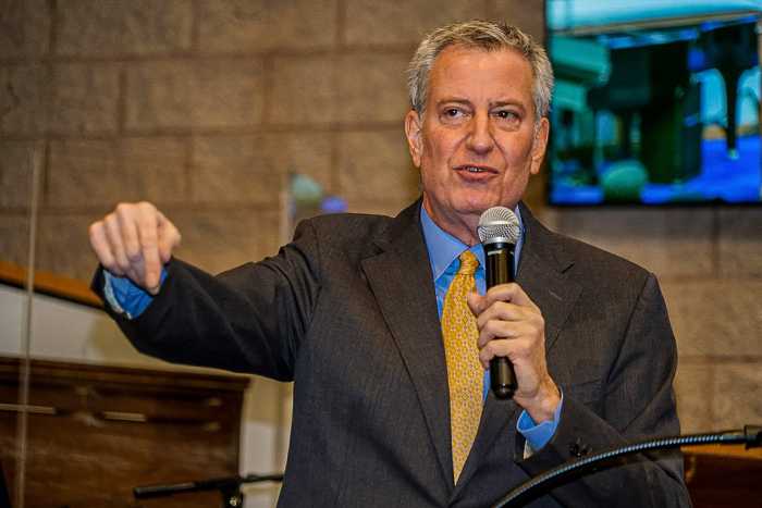 De Blasio touts promise of COVID-19 vaccine at Sunday service visits in Queens 6