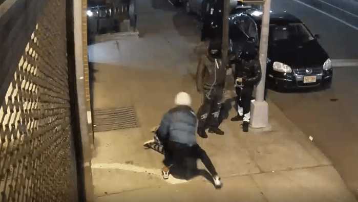 Video shows group of crooks attacking and robbing two teens on a Midtown street: NYPD 2