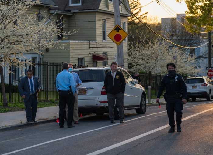 Shooter ambushes pair in SUV on Bronx block, leaving man dead and woman injured 3