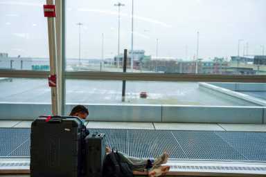 Flights canceled during the spread of the Omicron coronavirus variant on Christmas Eve in Queens, New York City