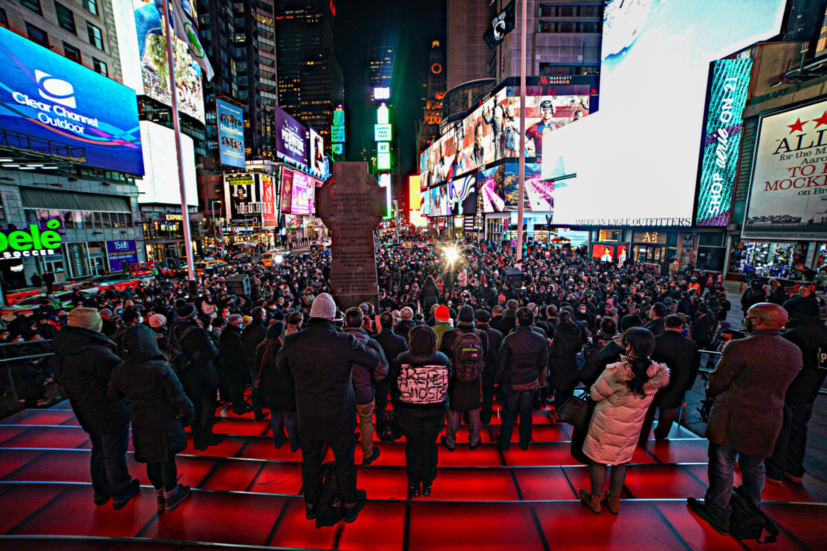 Hundreds gather for Times Square vigil of Michelle Alyssa Go, victim of deadly push in front of train 14