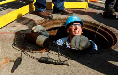 Power outages: Con Edison hustles to reconnect Staten Island and Brooklyn residents left in the dark after storms 3 A Con edison worker in a manhole during power outage