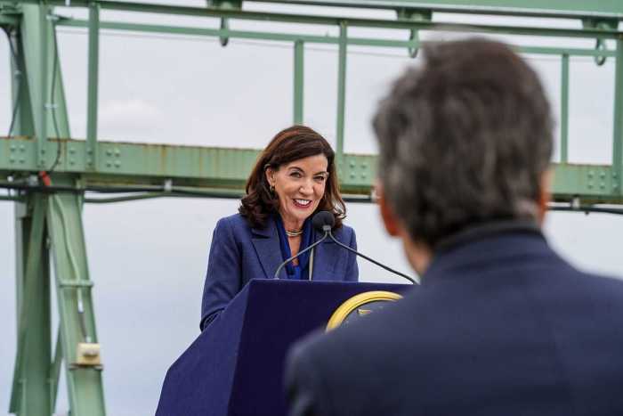 Hochul unveils clean energy OMNY buses for Earth Day 4