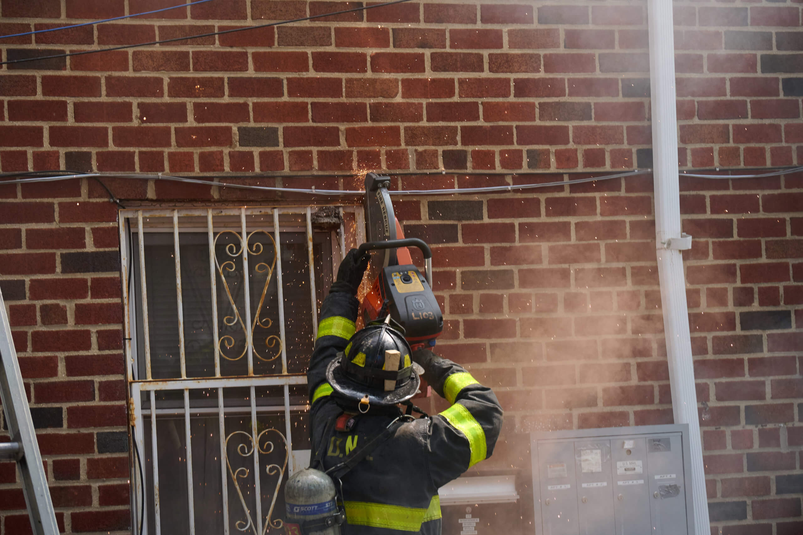 Brooklyn blaze leaves one man critically injured: FDNY 7