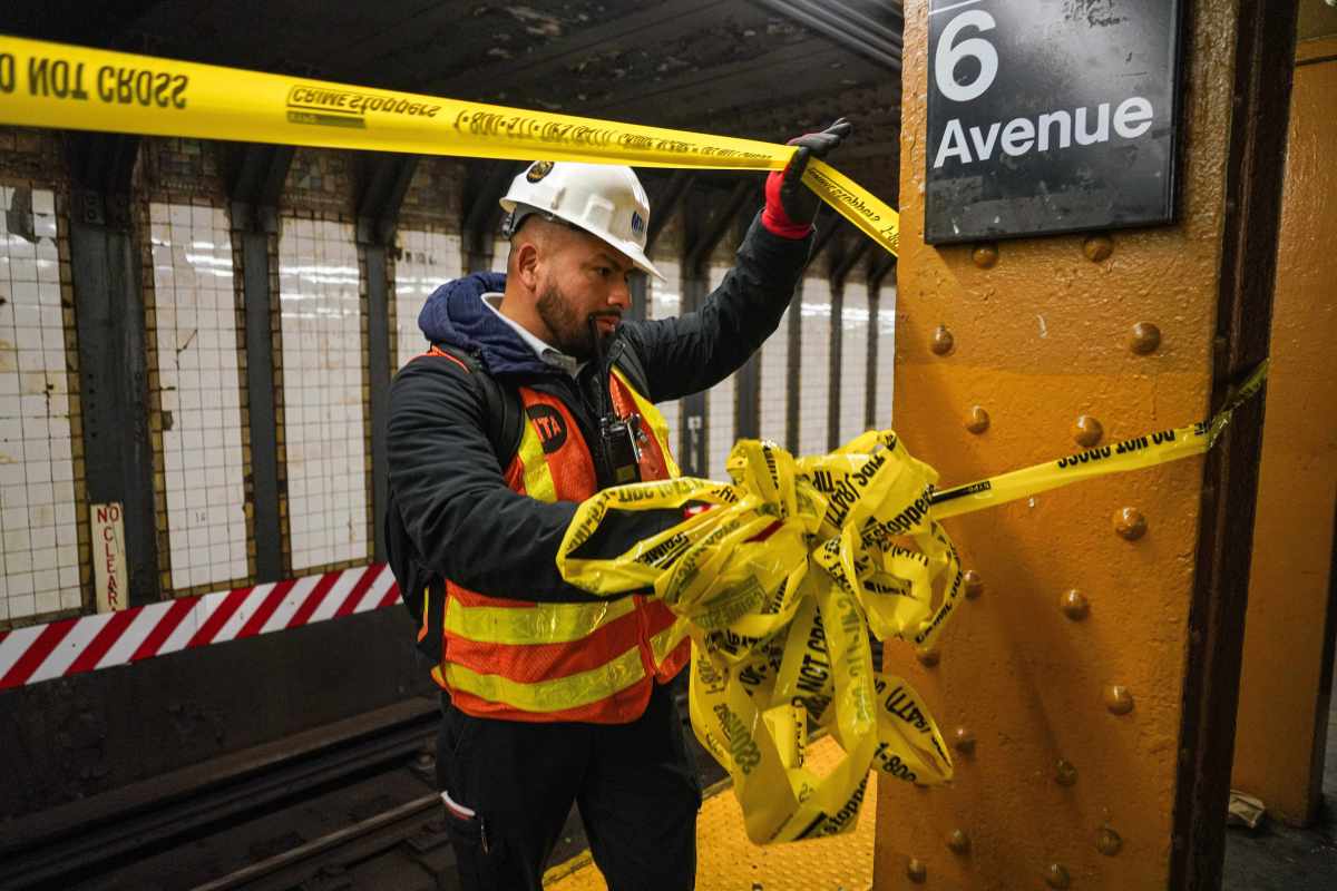BREAKING | Pair dead after L train strikes them in Manhattan 4 Pair struck by L train in Manhattan