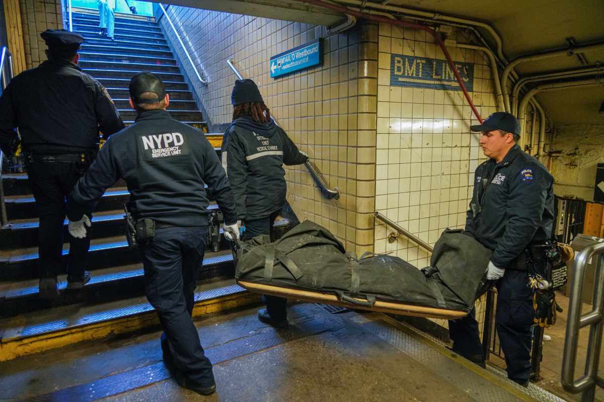 BREAKING | Pair dead after L train strikes them in Manhattan 5 Police carry one of the two people struck and killed by an L train in Manhattan