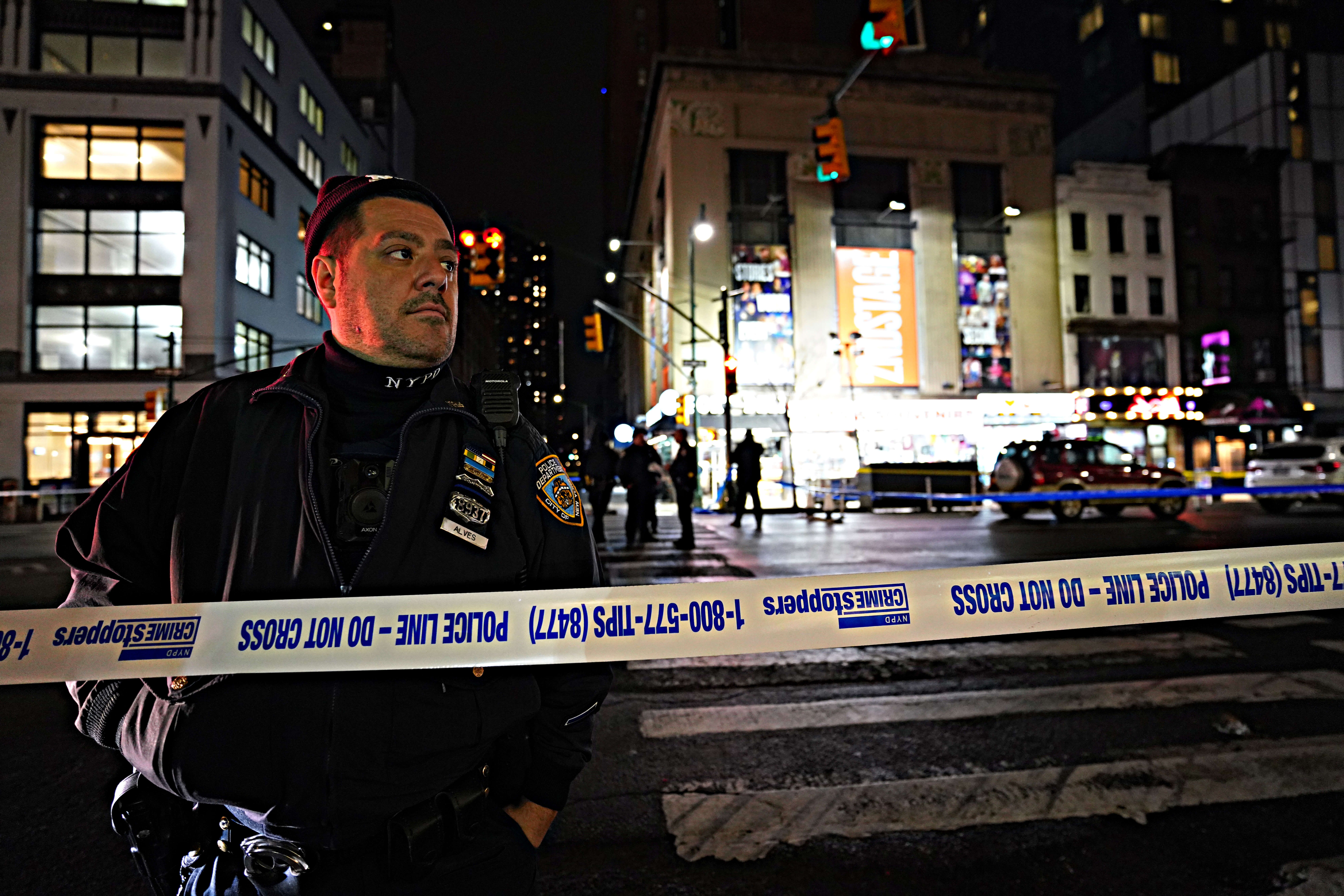BREAKING: Midtown shooting near Times Square leaves man dead 7 Police at the scene of the shooting