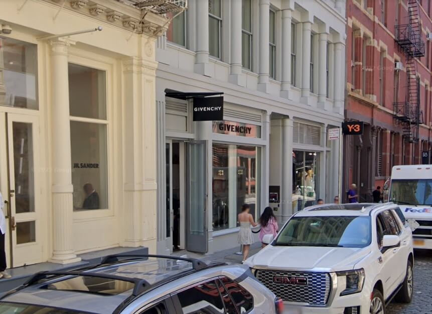 Watch: Four brazen thieves ransack high end fashion store in SoHo 6