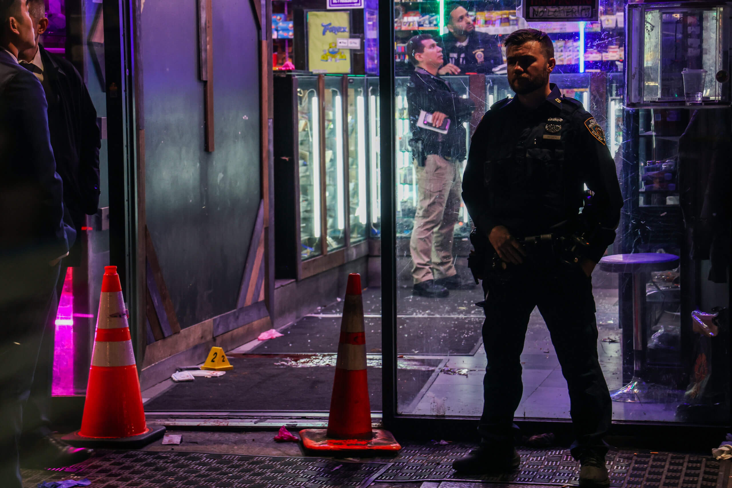 Harlem smoke shop shooting after argument leaves man dead: cops 7 NYPD Officer