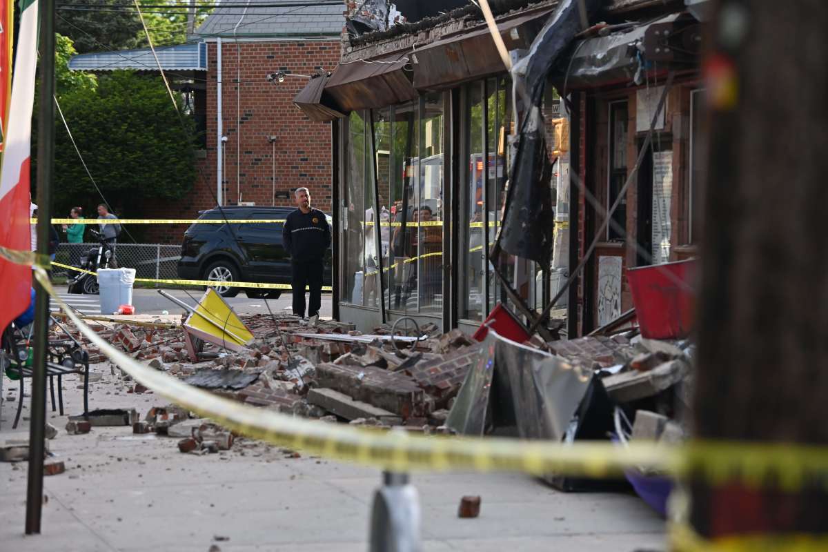 Roof connecting six storefronts comes crashing down in Brooklyn 7 entire block was cordoned off following the collapse.