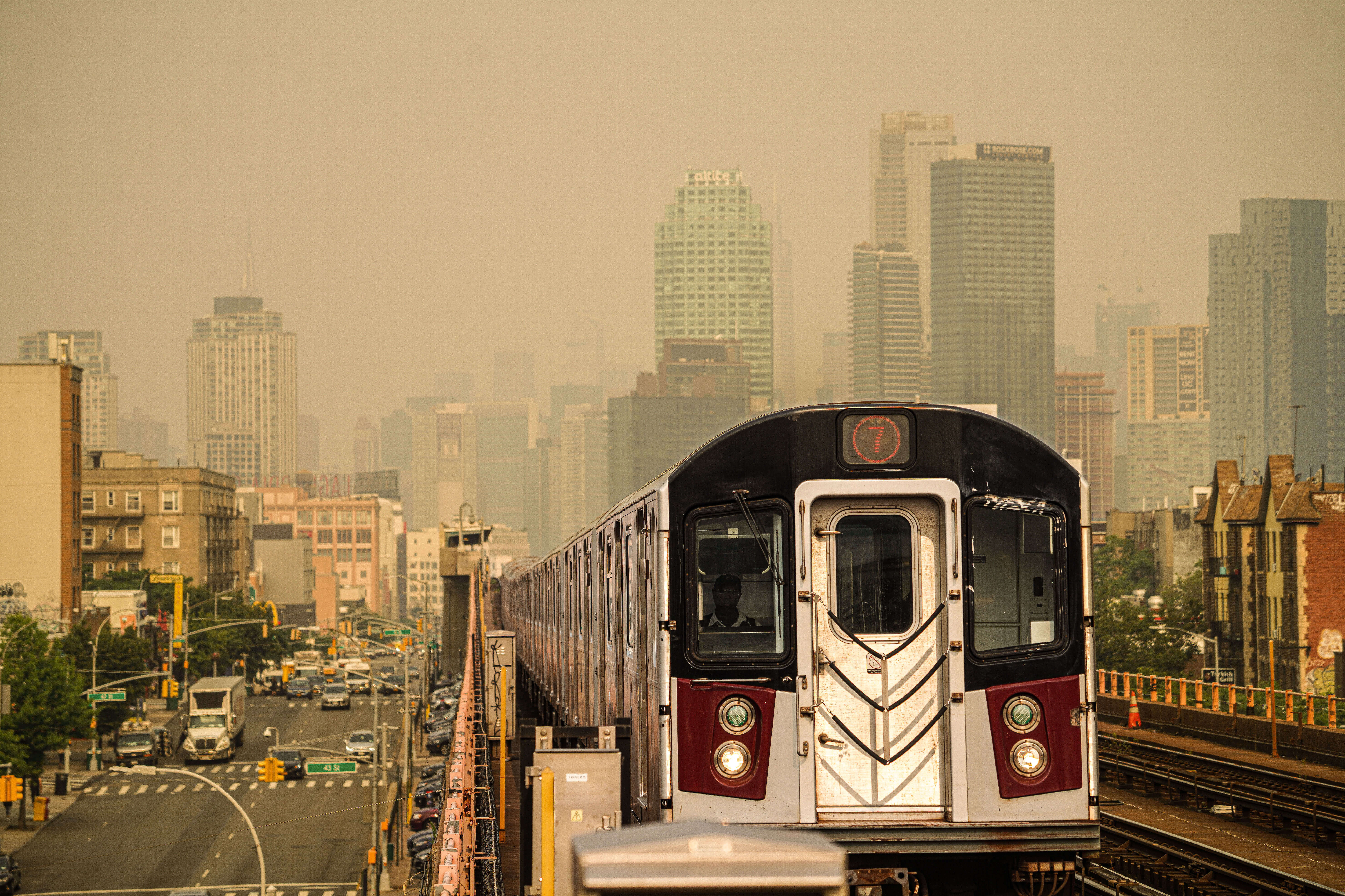 Mayor cautions people to stay indoors amid smoky conditions, warns haze will likely be 'multiple day event' 4 7 train arrives amid smoke filled skies on air quality alert day in Queens