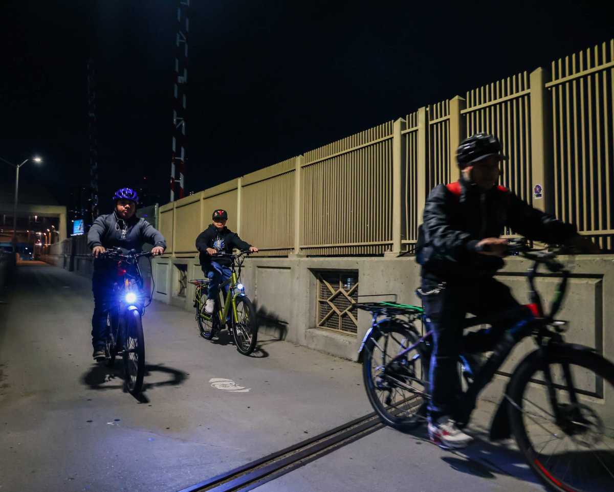 City Hall official defends Adams' veto of grocery delivery worker pay raise bill, says legislation would have increased consumer costs 2 Delivery workers riding at night