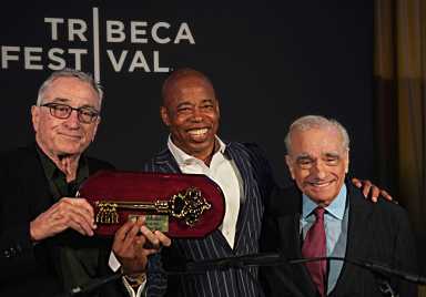 Mayor gifts Robert de Niro key to the city during opening night of Tribeca Festival 13 DSC09742