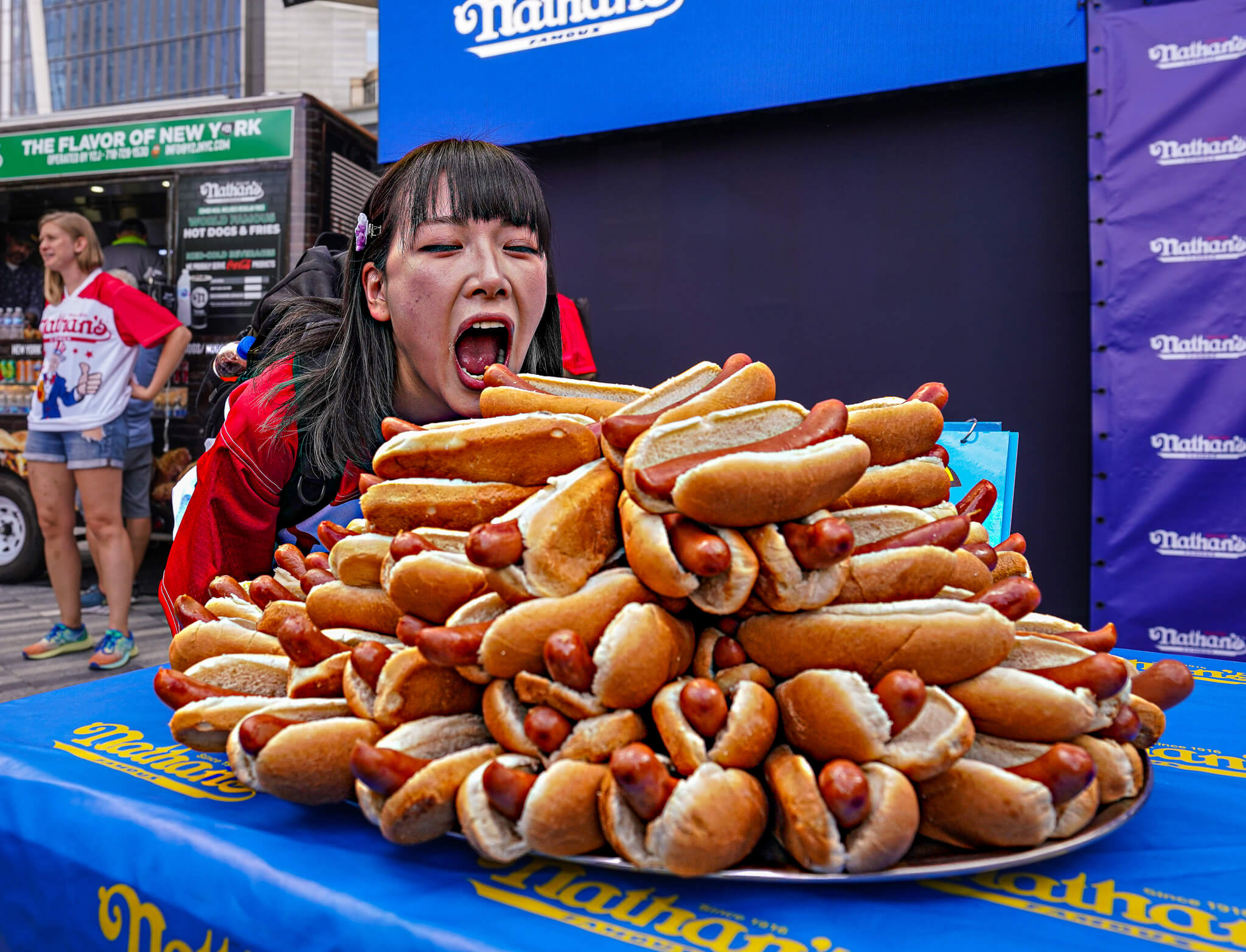 Men’s Nathan’s Hot Dog-Eating contest goes on after lightning delay 12