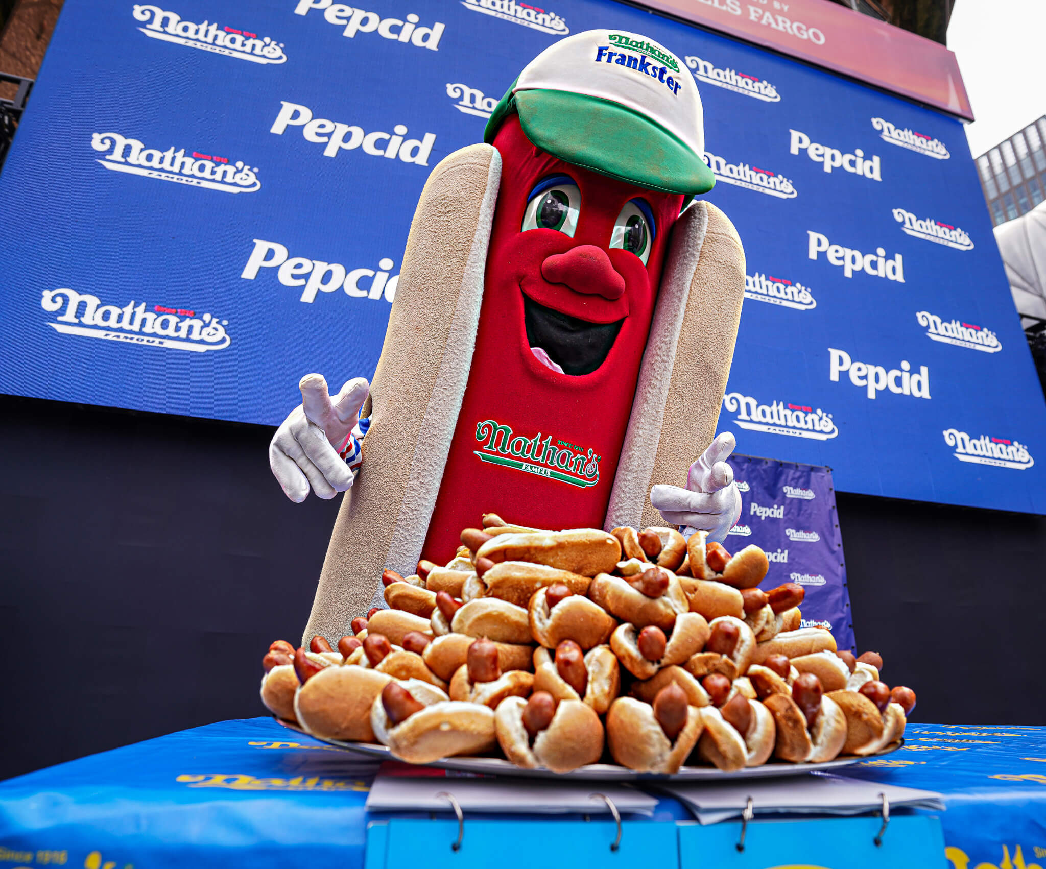 Men’s Nathan’s Hot Dog-Eating contest goes on after lightning delay 17
