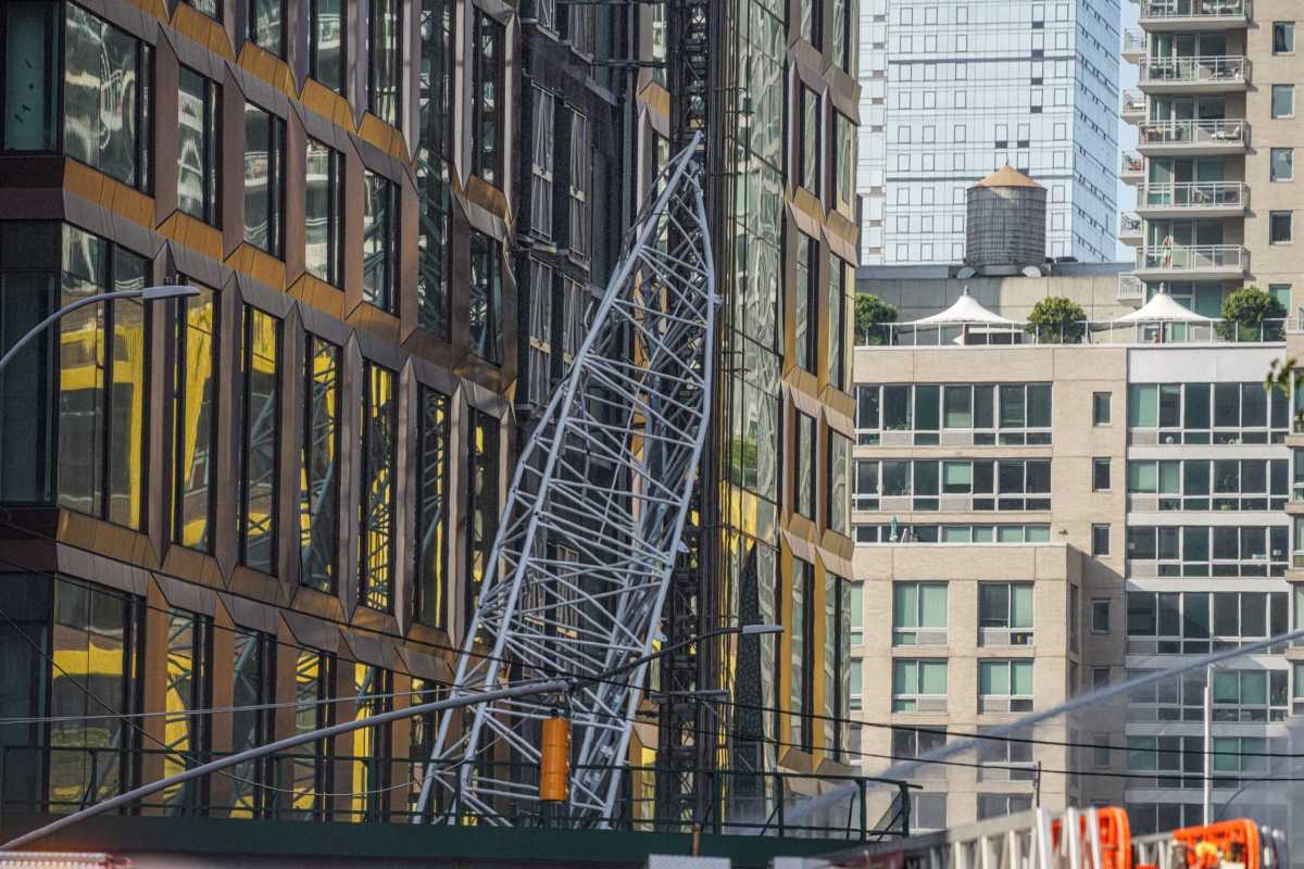 Crane collapsed in Midtown