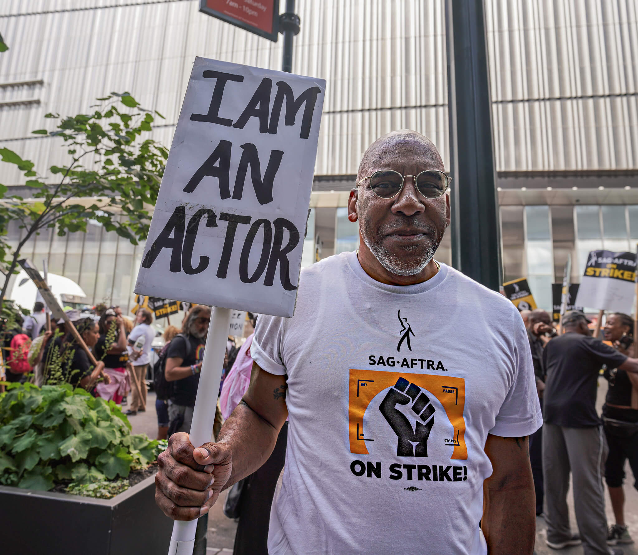 'Another day longer, another day stronger': Unions join SAG-AFTRA strike for National Day of Solidarity 9 SAG- AFTRA local President Ezra Knight