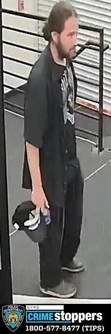 Lower Manhattan slasher assaults CVS employee after he was told to leave store: cops 3 Suspect