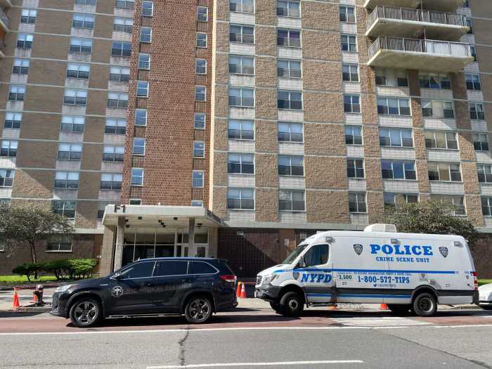 Brooklyn stabbing at apartment building leaves woman dead; man questioned in case, police say 4 Police outside Brooklyn apartment building where woman was stabbed to death